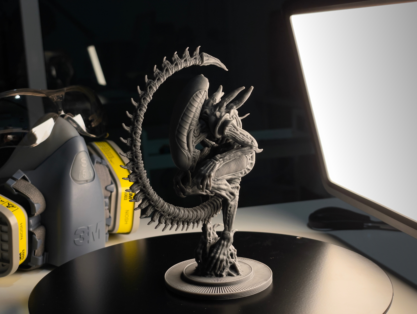 Ultra-detailed SLA 3D printed alien model with intricate textures and fine details – High-resolution resin printing for collectibles and prototypes. โมเดลเอเลี่ยนพิมพ์ 3 มิติ SLA ความละเอียดสูง พร้อมพื้นผิวที่ซับซ้อน – การพิมพ์เรซินคุณภาพสำหรับของสะสมและต้นแบบ