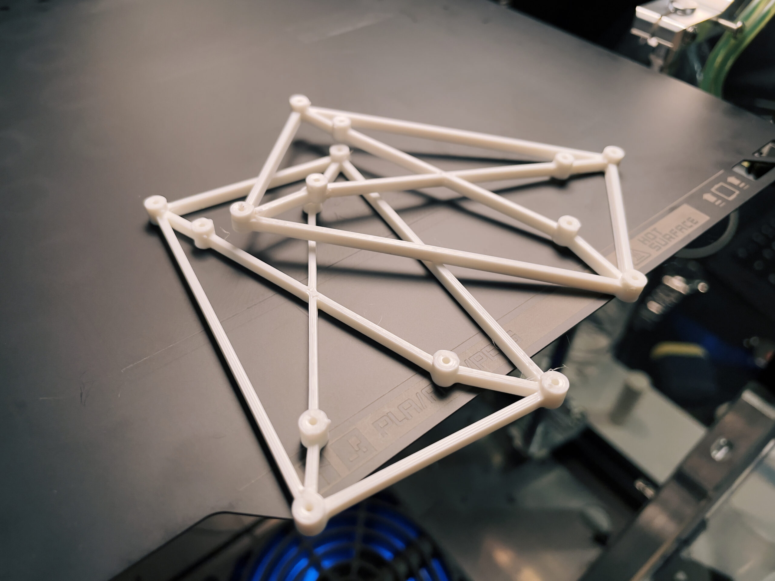3D printed truss structure – High-precision FDM printing of geometric engineering models for structural analysis. โครงสร้างถัก 3 มิติจากเครื่องพิมพ์ FDM – พิมพ์ต้นแบบทางวิศวกรรมสำหรับการวิเคราะห์โครงสร้างอย่างแม่นยำ